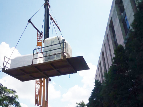 上海華測(cè)檢測(cè)工廠(chǎng)吊機(jī)搬運(yùn)上樓
