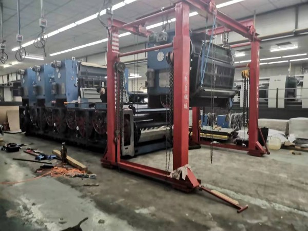 大型高寶印刷設(shè)備搬運(yùn)