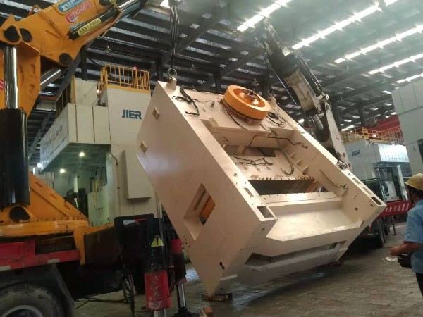 600T沖床放倒進(jìn)廠(chǎng)豎立下坑