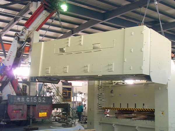 屹星機(jī)電大型沖床吊裝安裝案例