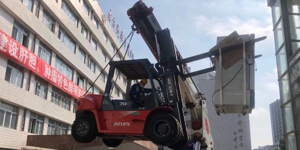 精密設(shè)備吊裝哪家好？無塵氣墊搬運(yùn)有什么作用？