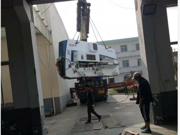 大型數(shù)控沖床吊裝搬運(yùn)