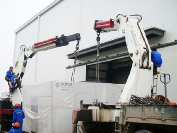 設(shè)備吊裝公司如何搬運(yùn)冰水機(jī)高空吊裝