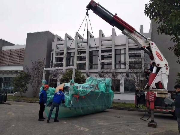 大型激光機(jī)卸車(chē)到位