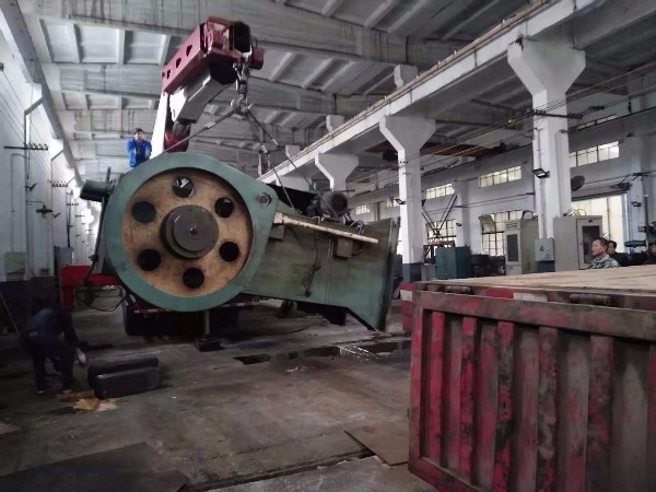 大型閉式?jīng)_床吊裝搬運(yùn)